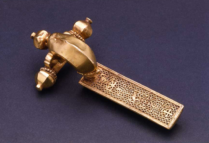 Fibula aurea con terminazioni "a cipolla", dal tesoro di Reggio Emilia rinvenuto nel 1957 e costituito da argenterie, gioielli aurei maschili e femminili e sessanta solidi (databili entro il 493 d. C.)